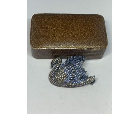 A VINTAGE SWAN BROOCH WITH DIAMANTES AND BLUE STONES IN A PRESENTATION BOX 