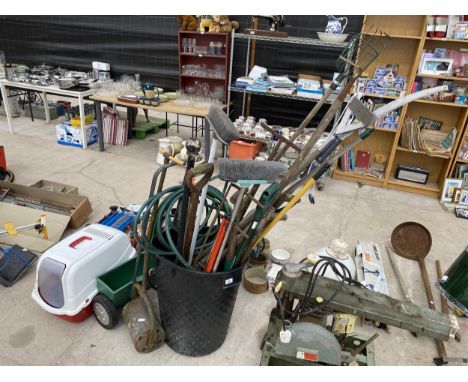 A LARGE ASSORTMENT OF GARDEN TOOLS TO INCLUDE A SMALL GARDEN ROLLER, FORKS AND AN APPLE CATCHER ETC 