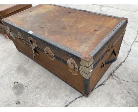 A VINTAGE TRAVEL TRUNK 