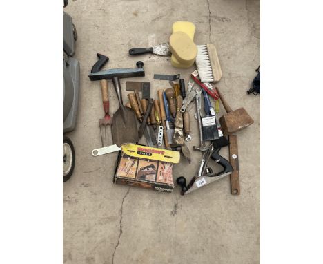 AN ASSORTMENT OF TOOLS TO INCLUDE A STANLEY HANDYMAN WOOD PLANE, CHISELS AND MALLETS ETC 