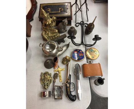 A COLLECTION OF MIXED ITEMS TO INCLUDE CASH TIN, CANDLE HOLDERS, COMPACTS, HIP FLASK ETC 