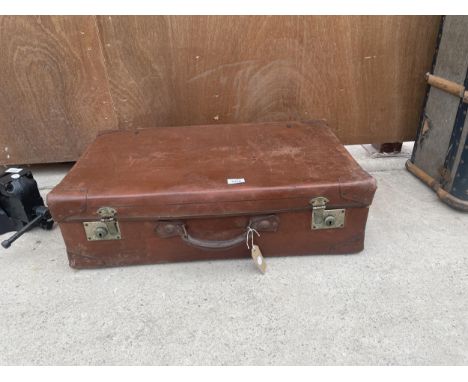 A VINTAGE LEATHER EFFECT TRAVEL CASE 