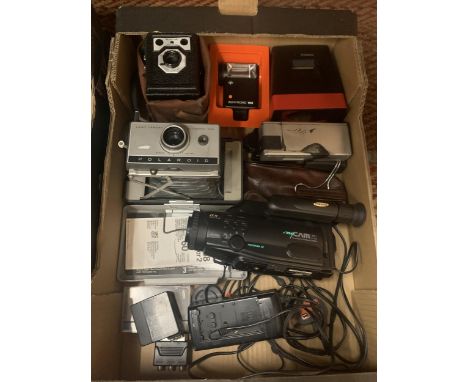 A SELECTION OF CAMERAS AND EQUIPMENT TO INCLUDE A SAMSUNG VIDEO CAMERA RECORDER 