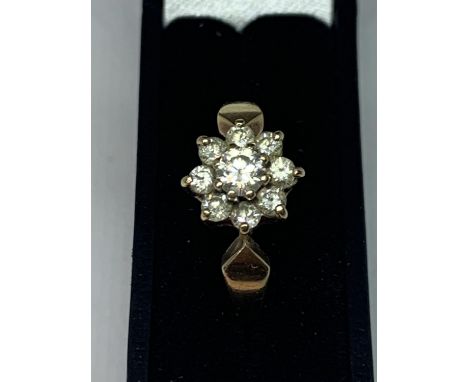 A 9 CARAT GOLD RING WITH A CLEAR STONE FLOWER DESIGN SIZE K IN A PRESENTATION BOX 