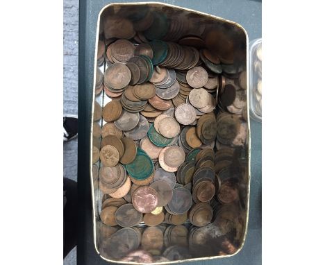 A VINTAGE TIN OF MIXED COINS TO INCLUDE ONE PENNYS AND HALF PENNYS 