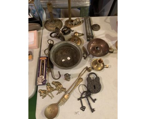 A MIXED SELECTION TO INCLUDE SOME  BRASS ITEMS , A DECORATIVE VINTAGE LOCK AND THREE KEYS 