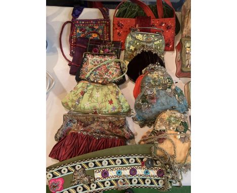 A SELECTIONOF EMBRODERY AND BEADED VINTAGE EVENING BAGS/PURSES 