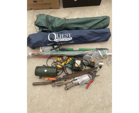 AN ASSORTMENT OF ITEMS TO INCLUDE FOLDING GARDEN CHAIRS, HOSE PIPE FITTINGS AND GARDEN TROWELS ETC 