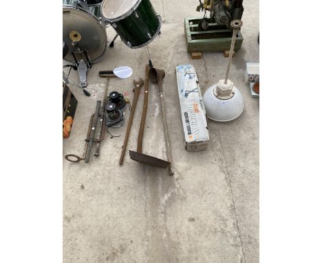 AN ASSORTMENT OF ITEMS TO INCLUDE AN INDUSTRIAL STYLE LIGHT FITTING, WORKMATE AND GARDEN TOOLS ETC 