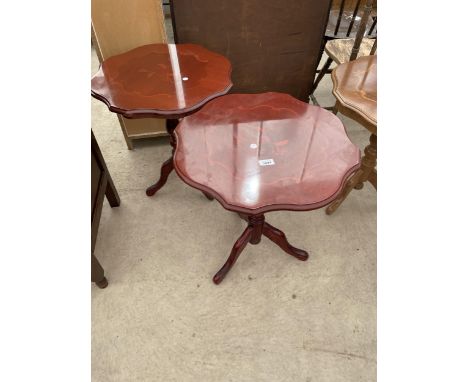 A PAIR OF ITALIAN STYLE TRIPOD TABLES, 21" DIAMETER 
