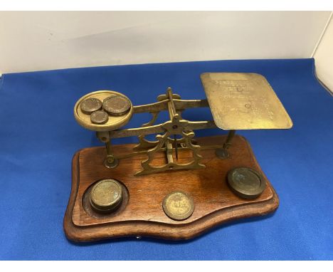 A VINTAGE SET OF POSTAGE SCALES WITH WEIGHTS 