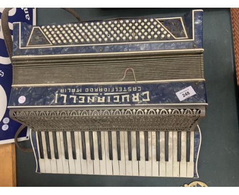 A VINTAGE CRUCIANELLI , CASTELFIDARDO- ITALIA ACCORDIAN 