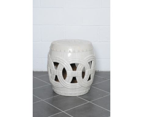 A large ceramic barrel seat in Chinese style. Condition Report: 20% VAT will be charged on the hammer price in addition to ou