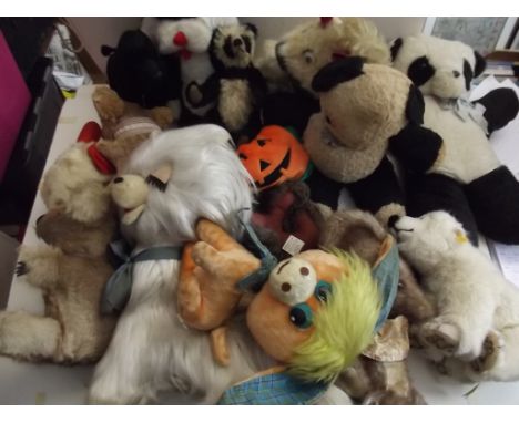 Miscellaneous soft toys including a Steiff Polar Bear.