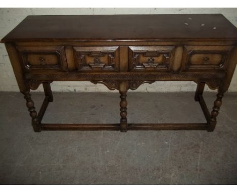 AN ANTIQUE OAK SIDEBOARD SOFA TABLE IN JACOBEAN STYLE