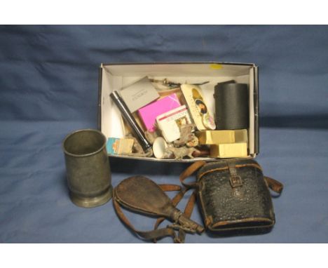 A TRAY OF COLLECTABLE'S TO INCLUDE A TANKARD, A POWDER FLASK ETC