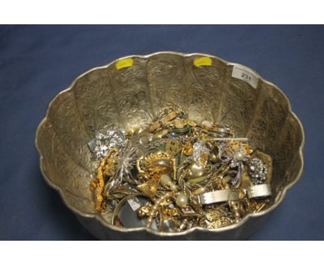A LARGE SILVER PLATED BOWL CONTAINING JEWELLERY