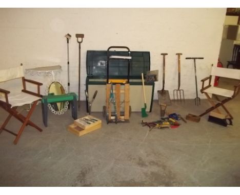 A SELECTION OF GARDEN TOOLS TO INCLUDE A KETER STORAGE BOX