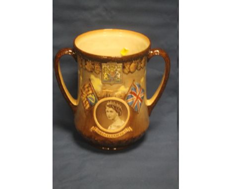 ROYAL DOULTON 1953 CORONATION, LOVING CUP. LIMITED EDITION 915/1000, A PORTRAIT OF QUEEN ELIZABETH II AND ELIZABETH I TO THE 