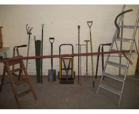 A SELECTION OF GARDEN TOOLS TO INCLUDE ALUMINIUM STEP LADDERS AND A SACK TRUCK