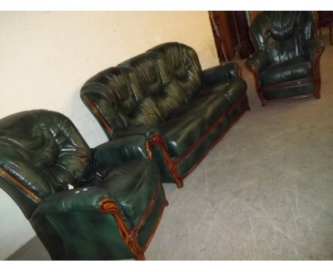 AN ITALIAN STYLE LEATHER 3 PIECE SUITE, A 3 SEATER SOFA AND 2 CHAIRS, TO INCLUDE A POWERED RECLINER CHAIR