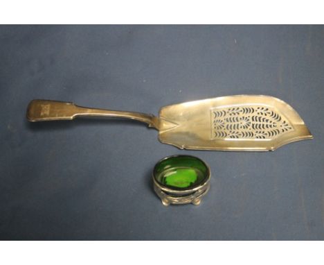 A HALLMARKED SILVER FISH SLICE, ALONG WITH A HALLMARKED SILVER SALT WITH GREEN GLASS LINOR (2)