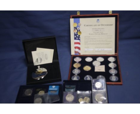 A COLLECTION OF MODERN COMMEMORATIVE COINS AND MEDALS TO INCLUDE FAMOUS US REPLICA COINS A POLSH SHIPPING MEDAL ETC TOGETHER 