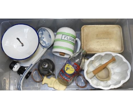 2 BOXES OF VINTAGE KITCHENALIA  