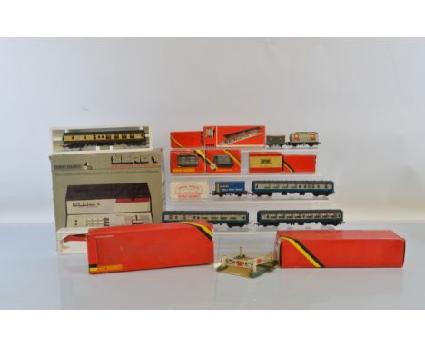 A quantity of OO gauge rolling stock, including coaches and wagons, some boxed, makers including Hornby, Lima, Trackmaster, e