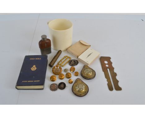 A collection of WW1 memorabilia, including WW1 sweetheart brooches, Services Rendered badges, a pair of horse brasses with le