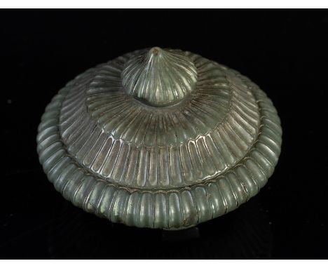 Islamic Art A small Chinese spinach jade lidded box for the Mughal market China, 18th century . . Cm 8,00 x 7,00.