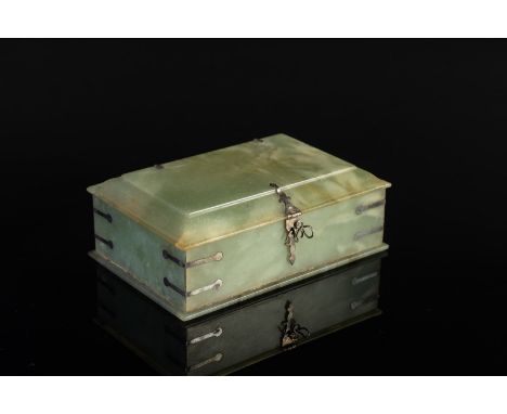 Islamic Art A Mughal jade box with silver fittings India, 18th-19th century . . Cm 8,00 x 12,50.