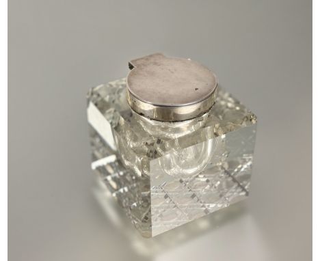 An Edwardian London silver mounted capstan style cut crystal inkwell London 1904: h. x 8cm x w. x7.5cm 