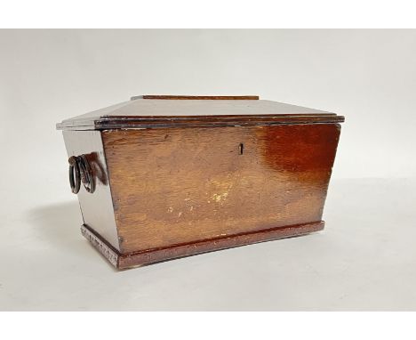 A mahogany sarcophagus form double tea caddy fitted two internal compartments (h. 17cm x l. 29cm x d. 15cm)