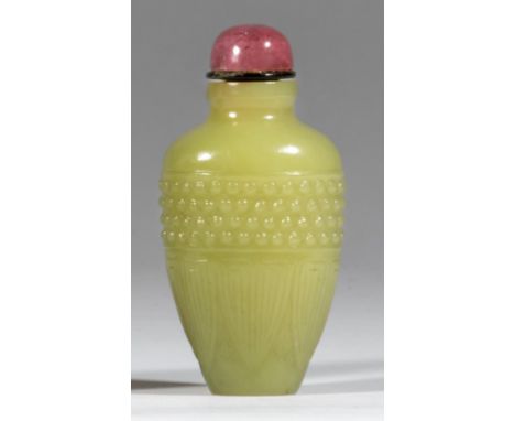 TABATIÈRE EN JADE CELADON JAUNE1780-1850A YELLOWISH-GREEN JADE SNUFF BOTTLE1780-1850The baluster-shaped body rising from a re
