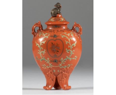 RARE TABATIÈRE EN LAQUE ROUGE PEINTEFuzhou, 1780-1850A RARE PAINTED LACQUER SNUFF BOTTLEFuzhou, 1780-1850Modelled in the form