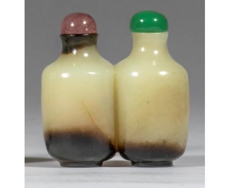 DOUBLE TABATIÈRE EN JADE ROUILLE1780-1850A CELADON AND RUSSET JADE SNUFF BOTTLE1780-1850Well hollowed, with two separate vial