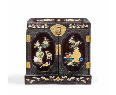 PETIT CABINET EN LAQUE NOIR ET INCRUSTATIONS EN PIERRES DURES ET NACREÉpoque Qianlong (1736-1795)A RARE MOTHER-OF-PEARL INLAI