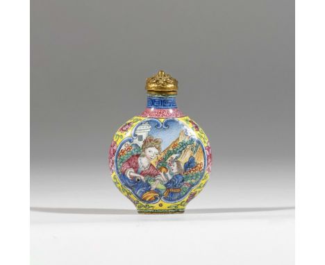 TABATIÈRE EN ÉMAUX PEINTS DE LA FAMILLE ROSECanton, Marque et époque Qianlong (1736-1795)A FAMILLE ROSE PAINTED ENAMEL ON COP