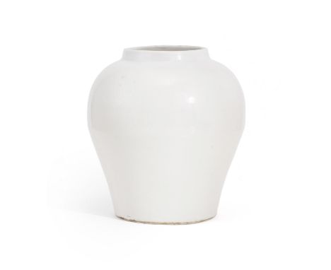 VASE EN PORCELAINE À LA GLAÇURE BLANCHE 'TIANBAI' À DÉCOR 'ANHUA'Époque Yongle (1402-1424)A 'SWEET WHITE' ANHUA-DECORATED 'LO