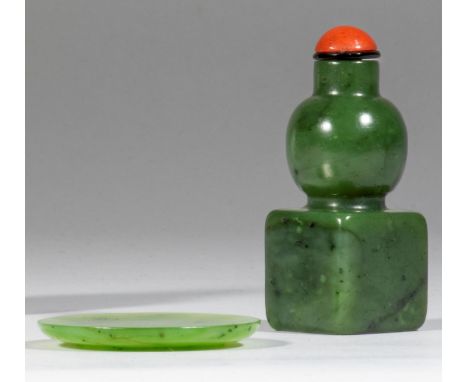 TABATIÈRE EN JADE VERT ÉPINARD1800-1850A SPINACH-GREEN JADE SNUFF BOTTLE1800-1850With a squat square lower half surmounted by