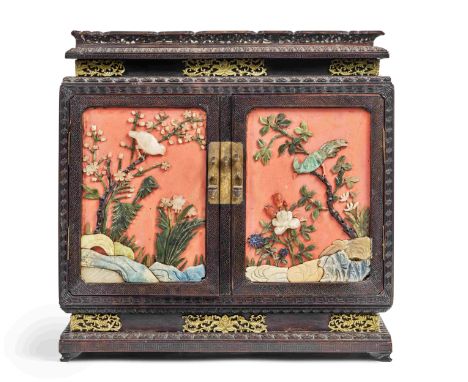 PETIT CABINET EN BOIS LAQUÉ ET INCRUSTATIONS EN PIERRES DURESXIXe siècle A SMALL EMBELLISHED LACQUER AND WOOD CABINET 19th Ce