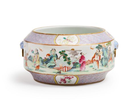 RECIPIENT EN PORCELAINE DE LA FAMILLE ROSEMarque et époque Daoguang (1821-1850)A FAMILLE ROSE BOWLDaoguang seal mark and of t