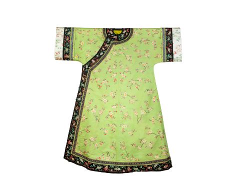ROBE INFORMELLE EN SOIE VERTE CLAIR BRODÉE, CHANGYIFin du XIXe siècleAN EMBROIDERED PALE GREEN SILK SATIN MANCHU LADIES INFOR