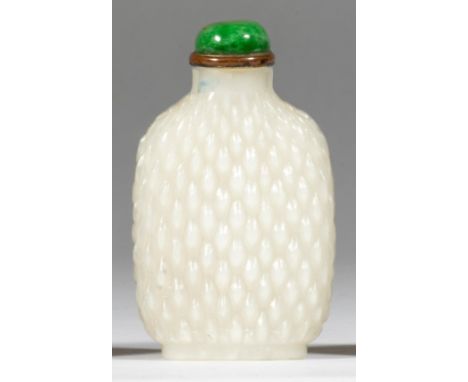 TABATIÈRE EN JADE BLANC1780-1850 A WHITE JADE BASKETWEAVE SNUFF BOTTLE1780-1850Of flattened rectangular form with rounded sho