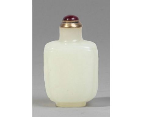 TABATIÈRE EN JADE BLANC1780-1850A WHITE MUTTON FAT JADE SNUFF BOTTLE1780-1850Of elegant rectangular shape with grooved square