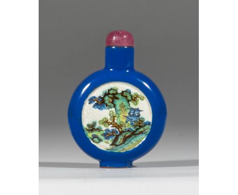 TABATIÈRE EN GRÈS DE YIXING ÉMAILLÉ1780-1850 AN ENAMELLED YIXING SNUFF BOTTLE1780-1850Of flattened rounded form, each side wi