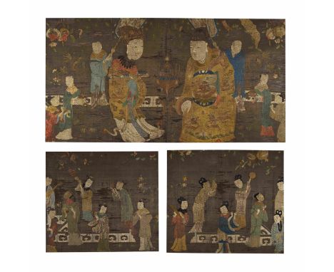 TROIS GRANDS PANNEAUX EN SOIE BRODÉEDynastie MingTHREE LARGE EMBROIDERED AND MOUNTED SILK PANELSMing dynastycomprising two sm