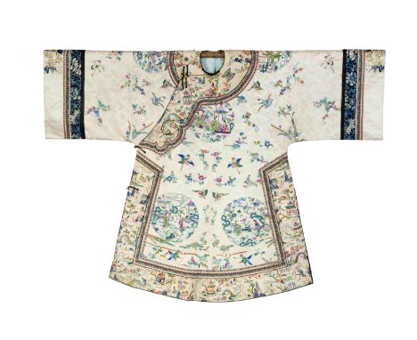 ROBE COURTE INFORMELLE EN SOIE BRODÉE, AOFin de la Dynastie QingA HAN CHINESE WOMAN'S INFORMAL THREE-QUARTER-LENGTH SILK COAT