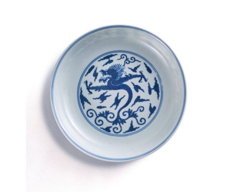 ASSIETTE EN PORCELAINE BLEU BLANCMarque et époque Jiaqing (1796-1820)A BLUE AND WHITE MING-STYLE 'DRAGON' DISHJiaqing seal ma